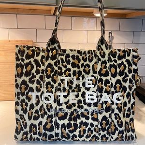 MARC JACOBS the tote bag traveler tote - large - leopard / cheetah
